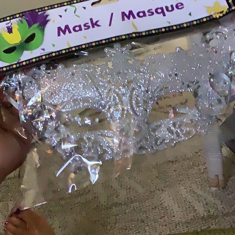 Silver sparkle Halloween mask use it on a masquerade party very pretty🧙‍
